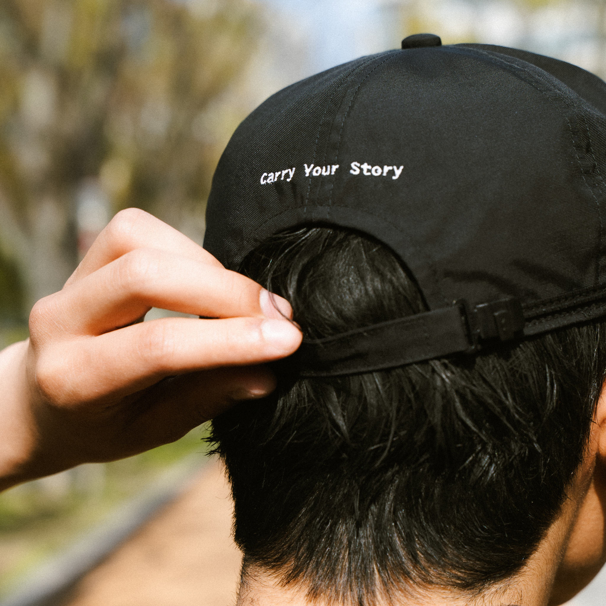 後ろに「Carry Your Story」の印字