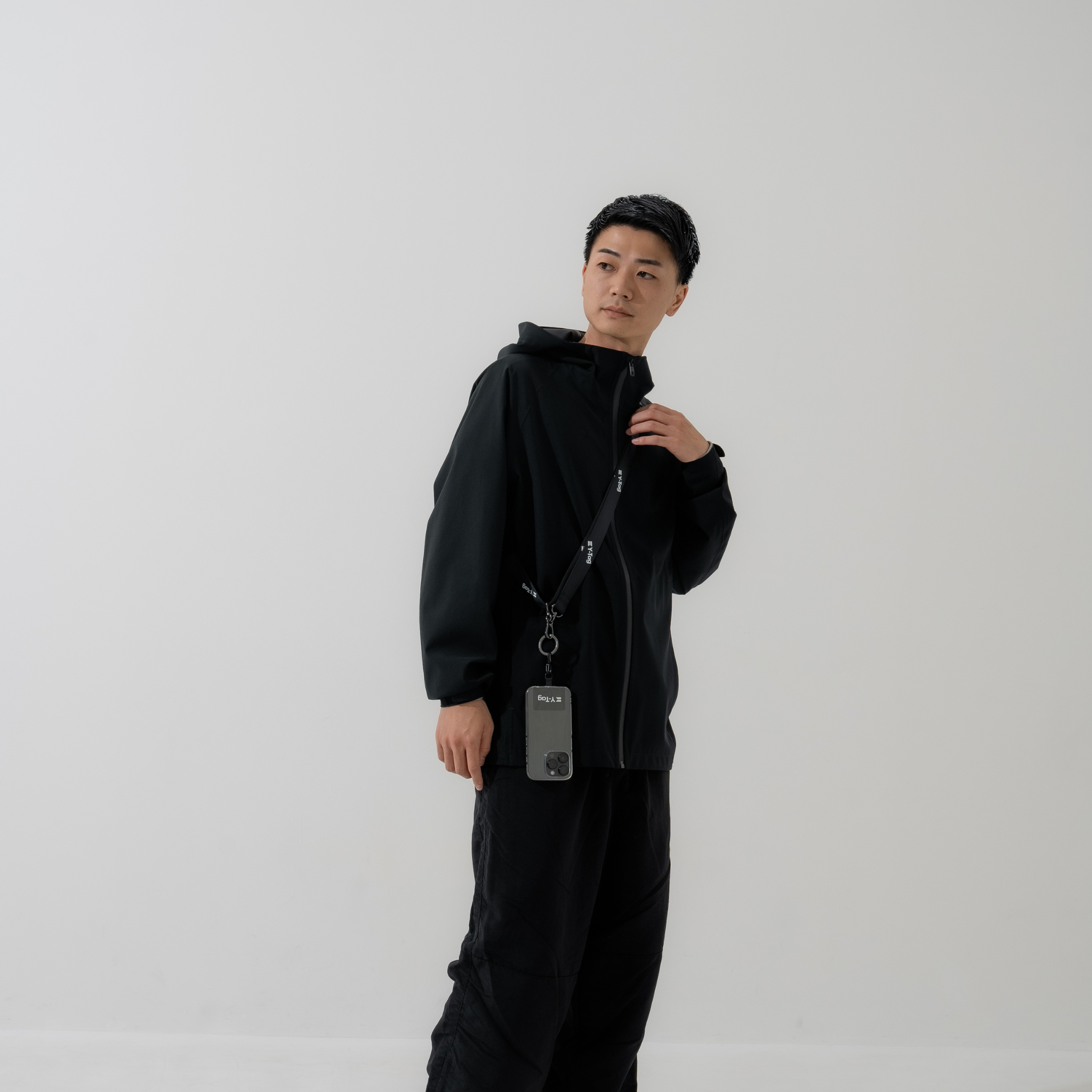 長さを自由に変えられるY-Tagロゴ入りショルダー