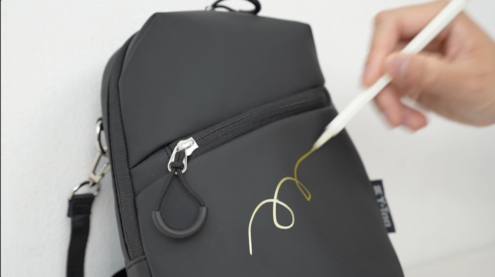 <h3>ペンで汚れをつけても拭き取れる</h3>