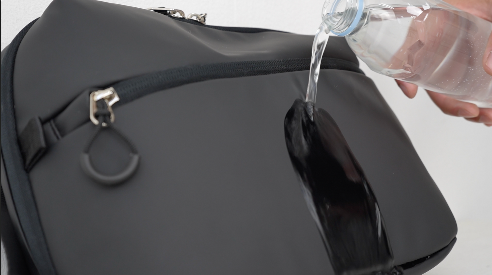 <h3>水を弾く撥水性</h3>