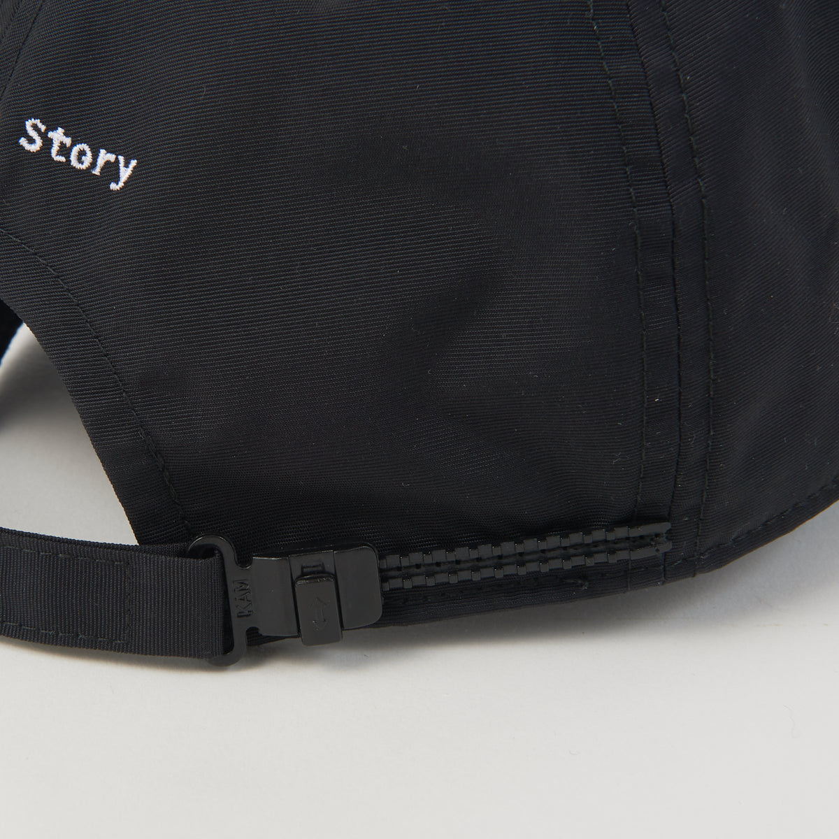 <div class="metafield-rich_text_field"><h3>ミリ単位でサイズを変えられるベルト<br />
</h3></div>