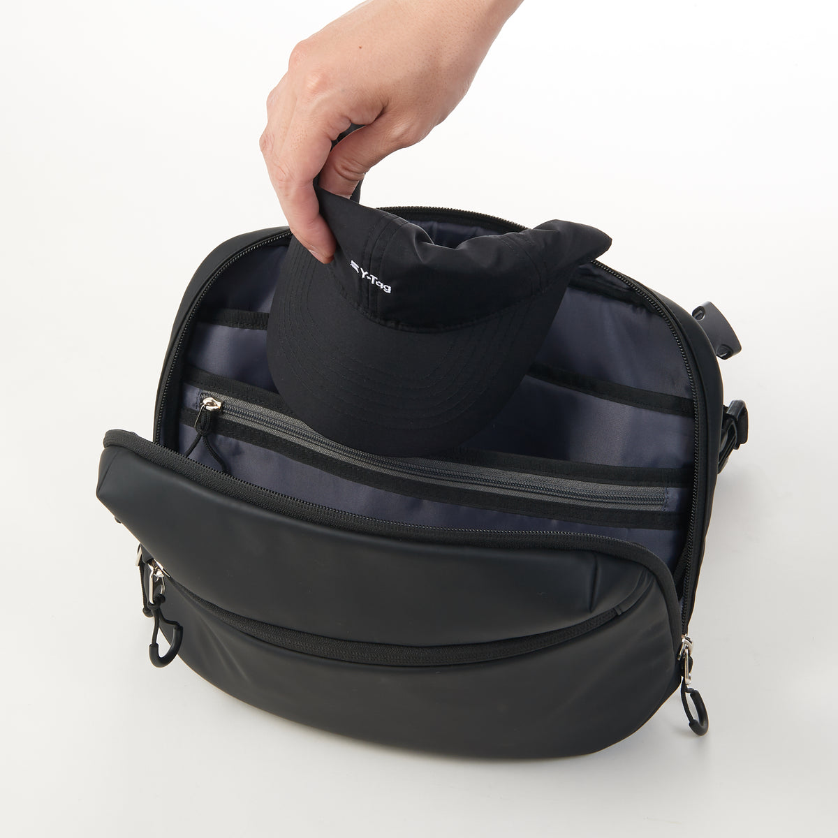 <div class="metafield-rich_text_field"><h3>カバンに丸めて入れてもシワになりにくい素材</h3></div>