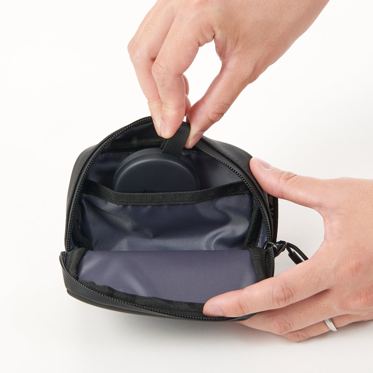 <div class="metafield-rich_text_field"><h3>SDカードをしまえる内ポケット付き</h3></div>